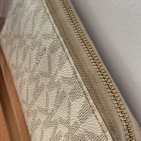 Classic Michael Kors Wallet - Picture 7 of 8